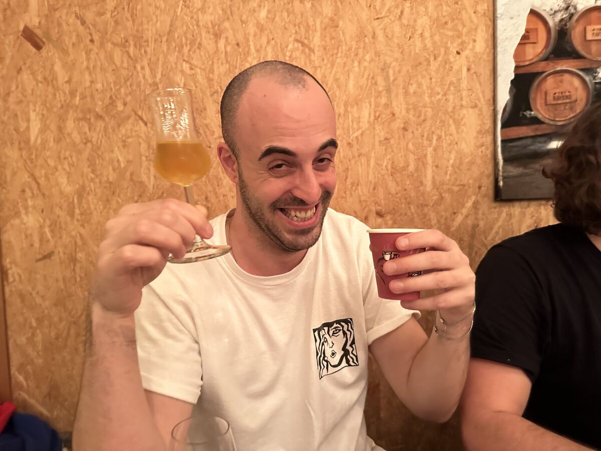 Gut gelaunter Gast mit Wein und Marc