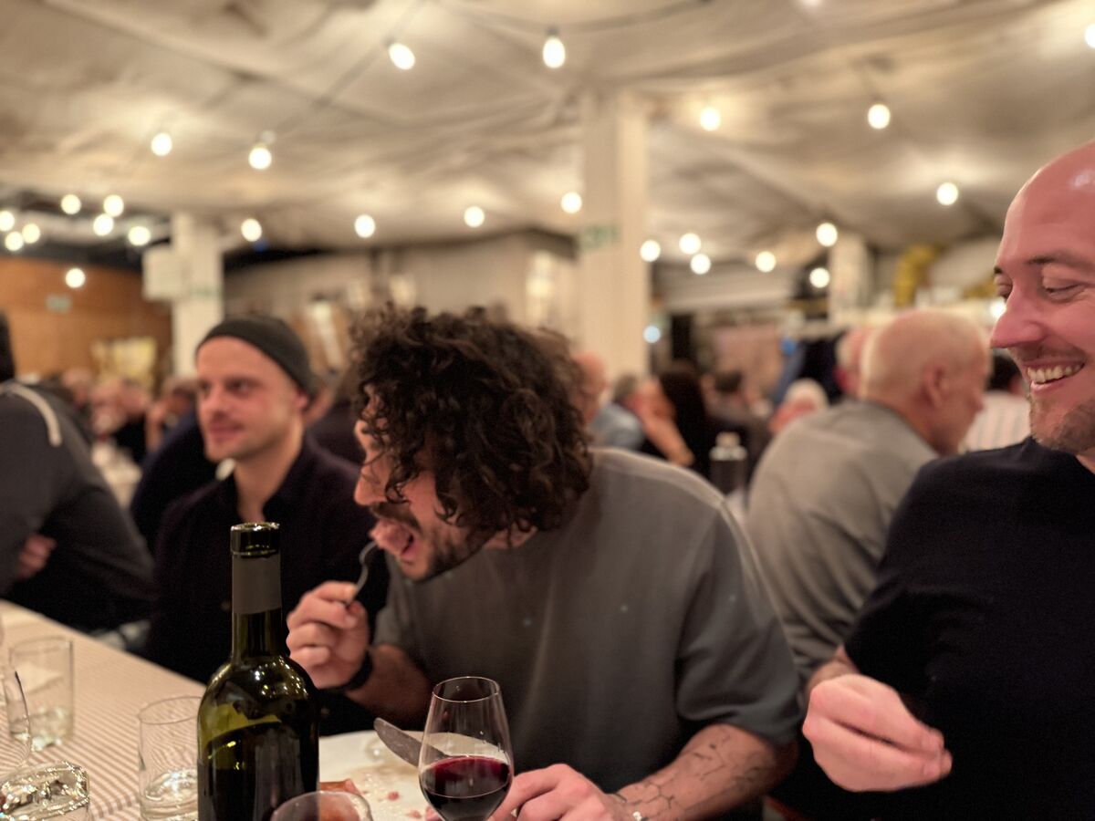 Gäste beim Treberwurstessen