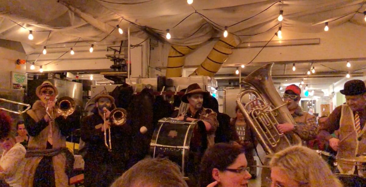 Guggenmusik beim Treberwurstessen