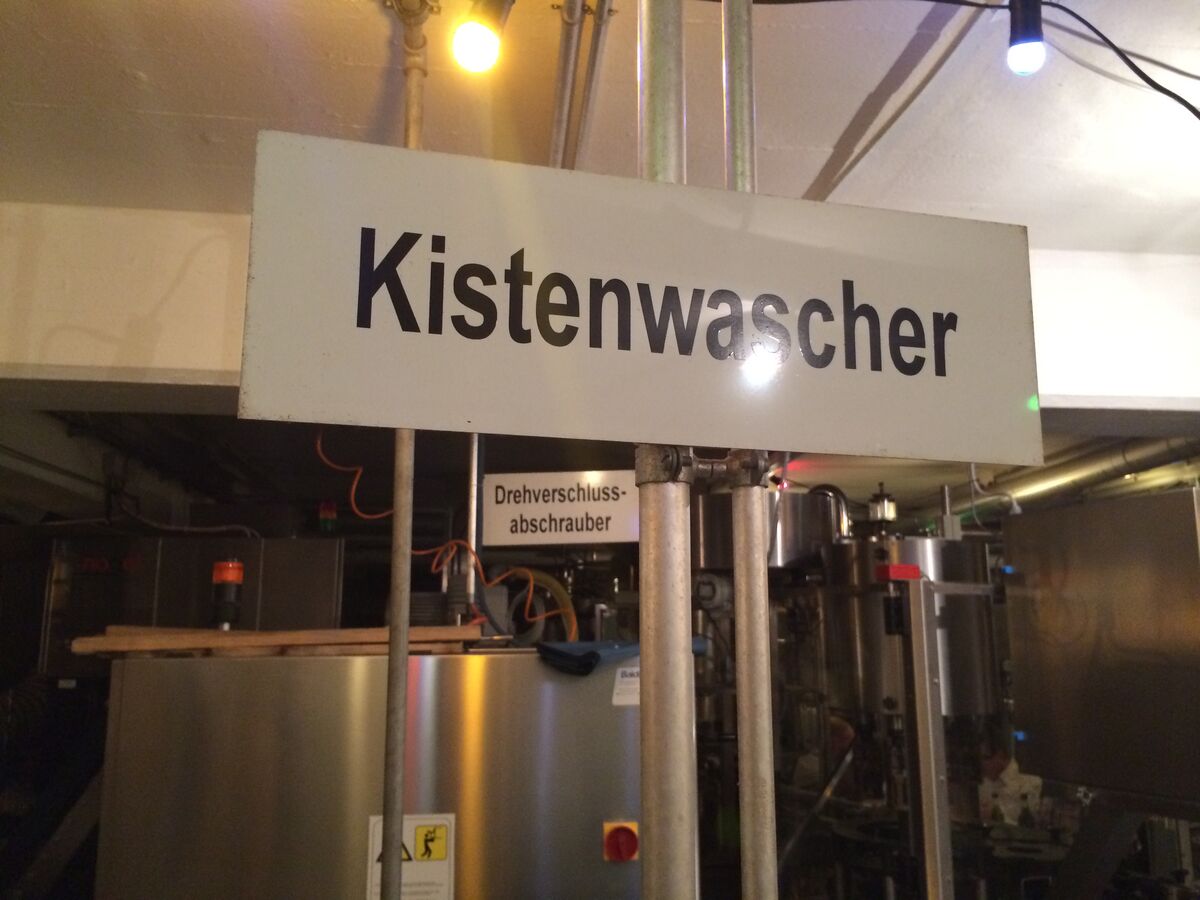 Kistenwascher in der Kümin-Kellerei