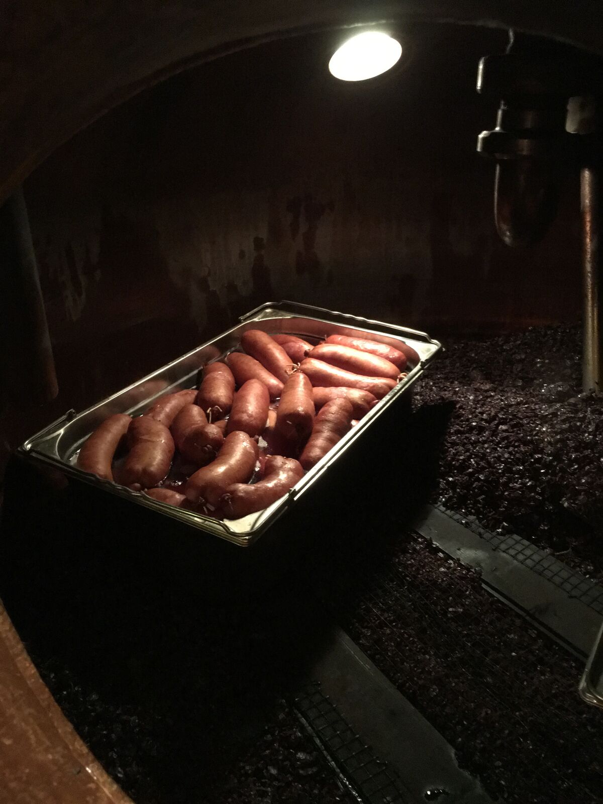 Treberwürste im Brennkessel auf dem Trester